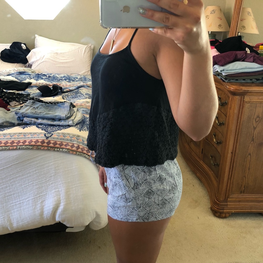 Black Tank Top w Ribbed Design on Bottom - Picture 2 of 5